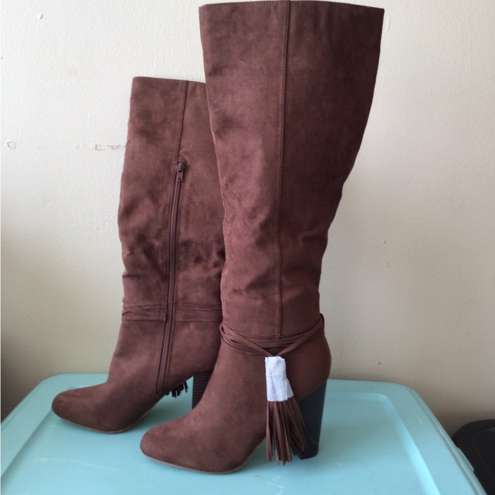NEW. RONNI Brown Suede Boots. Size 8.5